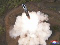 Severná Kórea tvrdí, že otestovala balistickú raketu na pevné palivo