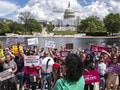 Aktivisti za právo žien na potrat demonštrovali pred Najvyšším súdom USA