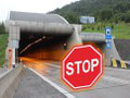 Cestujúci sú v maximálnom napätí: Od rána je neprejazdný populárny tunel Branisko, zrazil sa kamión s osobným autom