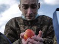 VIDEO oslobodených ukrajinských vojakov, ktoré vás rozplače: Prvé jablko po roku vojny!