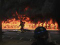 Násilné protesty vo Francúzsku! Pálili delobuchy či podpaľovali autá: Policajti sa pred demonštrantmi museli brániť