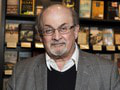 Salman Rushdie sa po prvý raz od vlaňajšieho útoku objavil na verejnosti