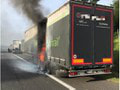 Na kruhovom objazde v Bidovciach horí kamión: Prevážali v ňom živé kurčatá