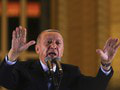 Erdogan a jeho spojenci si udržali väčšinu v parlamente