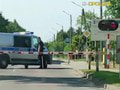 Komická situácia: Policajná dodávka uviazla na železničnom priecestí, muža zákona pokuta neminula