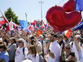 Státisíce ľudí vo Varšave protestujú proti vláde: Do mesta prichádzali stovky autobusov