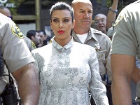 Kim Kardashian v sprievode policajtov