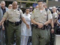 Kim Kardashian v sprievode policajtov