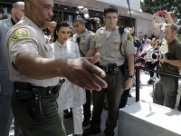 Kim Kardashian v sprievode policajtov