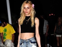 Andrej Pejic v odvážnom outfite pripomína krásnu modelku, v skutočnosti sa však narodil ako chlap.