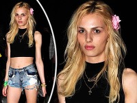 Andrej Pejic v odvážnom outfite pripomína krásnu modelku, v skutočnosti sa však narodil ako chlap.