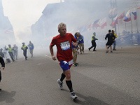 Najmenej troch mŕtvych a vyše sto zranených si v pondelok vyžiadala séria útokov v americkom Bostone počas každoročného maratónu