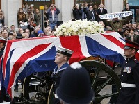 Trasu Thatcherovej pohrebného sprievodu lemovali jej sympatizanti i odporcovia