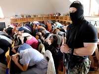 Elitné komandá zadržali teroristov a vyslobodili stovky študentov