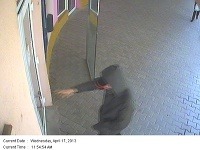 Neznámy páchateľ lúpil so zbraňou v banke