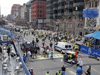 Najmenej troch mŕtvych a vyše sto zranených si v pondelok vyžiadala séria útokov v americkom Bostone počas každoročného maratónu