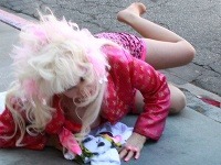 Svojská celebrita Angelyne doplatila na výstredný outfit a zosypala sa na zem.