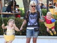 Tori Spelling vedľa svojich ratolestí vyzerá, ako by im bola staršou sestrou.