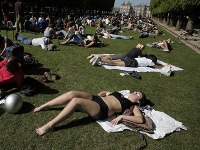 Ľudia v Paríži si aj takto vychutnávali príjemné jarné počasie.