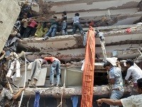 V Bangladéši sa zrútila osemposchodová budova