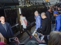 Justin Bieber nastupuje do svojho autobusu