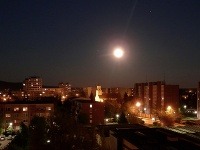 Čitateľské fotografie čiastočného zatmenia Mesiaca