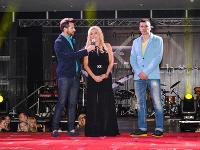 Šéfka Fashion TV Gabriela Drobová organizuje párty v Košiciach dvakrát do roka. Na fotografii pózuje spoločne s moderátorom Brunom Ciberejom (vľavo) a Stanislavom Kurilákom (vpravo).