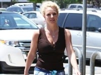 Britney Spears odhalila v šortkách štíhlejšie nohy než kedysi, no hyzdila ich nevábna pomarančová koža.