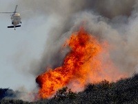 Podľa informácií televízie KTLA bolo v nasadení vyše 900 hasičov