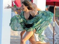 Jennifer Lopez poodhalila svoje výstavné krivky v plavkách.