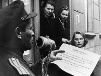 Sovietsky dôstojník číta v Berlíne text nemeckej kapitulácie.