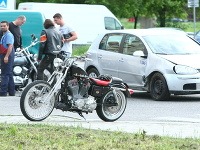 Dopravná nehoda v Petržalke. Motorky a auto. 