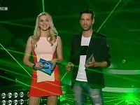 Moderátorská dvojica Zora Kepková a Roman Juraško. Blondínka zvolila krátke šaty. 