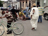 Streľba na pouličných oslavách Dňa matiek v New Orleanse