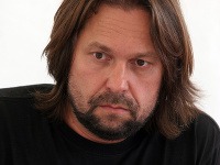 Herec a producent Jiří Pomeje sa okrem agresívnej rakoviny musí momentálne popasovať aj so zápalom pľúc.