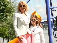 Zuzana Vačková a jej dcéra sa niekedy nahodia do podobných outfitov. 