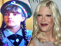 Tori Spelling to v spoločnosti preháňa s líčidlami na plastikovej tvári.