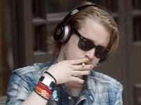 Macaulay Culkin si cigaretku nikdy neodpustí - denne ich vyfajčí až 60.