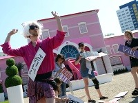 Feministky zapálili bábiku na protest proti otvoreniu domu pre Barbie v Berlíne Feministky zapálili bábiku na protest proti otvoreniu domu pre Barbie v Berlíne