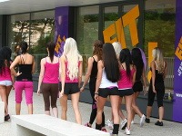 Finalistky Miss Carat Tuning spôsobili rozruch v bratislavskom fitnescentre. 