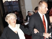 Keď vezme Boris Kollár mamu Anku do spoločnosti, radšej ju drží pekne pri sebe, aby sa nezatúlala. Keď vezme Boris Kollár mamu Anku do spoločnosti, radšej ju drží pekne pri sebe, aby sa nezatúlala.