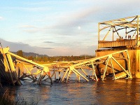 V USA sa zrútil diaľničný most, autá s ľuďmi skončili v rieke