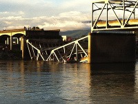 V USA sa zrútil diaľničný most, autá s ľuďmi skončili v rieke