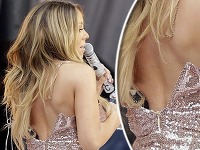 Mariah Carey prežívala horúcej chvíle, keď jej poča spriameho prenosu povolili šaty.