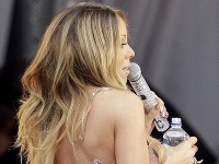Mariah Carey prežívala horúcej chvíle, keď jej poča spriameho prenosu povolili šaty.