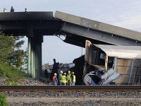 Zrážka vlakov spôsobila pád diaľničného mosta