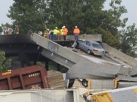 Zrážka vlakov spôsobila pád diaľničného mosta