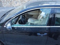 Na autách porozbíjali okná a ukradli, čo sa dalo