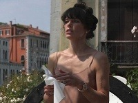 Milla Jovovich sa v benátskych uliciach zjavila iba v negližé, spod ktorého jej vytŕčali kosti a bradavky.