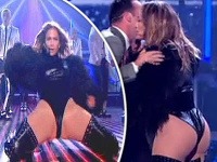 Jennifer Lopez pobúrila divákov, keď v priamom prenose poodhalila značnú časť najintímnejších partií.